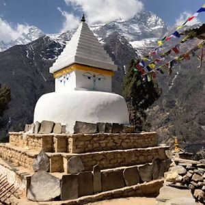 Die Stupas und Mantras auf dem Weg liessen uns nicht vergessen, dass wir auf keiner gewöhnlichen Wanderung waren. Foto: Sandy Faber